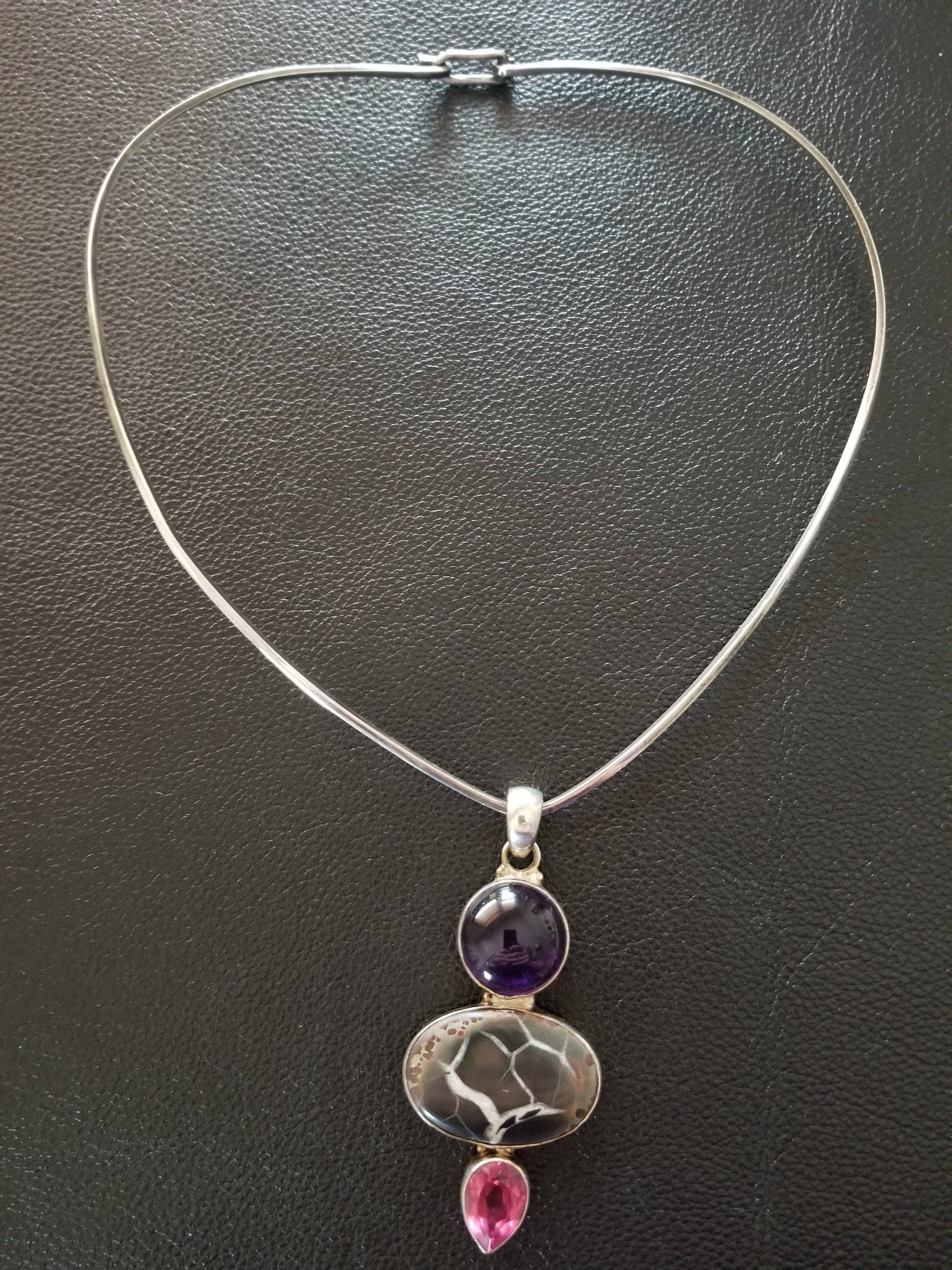 Cp273 V Kragen Sterling Silber Halskette Mit Anhänger Großen Amethyst, Rosa Turmalin Und Fossil Stone - Vintage Cp273 V Kragen Sterling Silber Halskette Mit Anhänger Großen Amethyst, Rosa Turmalin Und Fossil Stone - Vintage von JewelryByMissCarly