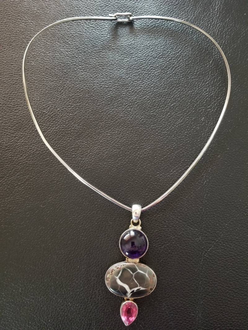 Cp273 V Kragen Sterling Silber Halskette Mit Anhänger Großen Amethyst, Rosa Turmalin Und Fossil Stone - Vintage Cp273 V Kragen Sterling Silber Halskette Mit Anhänger Großen Amethyst, Rosa Turmalin Und Fossil Stone - Vintage von JewelryByMissCarly