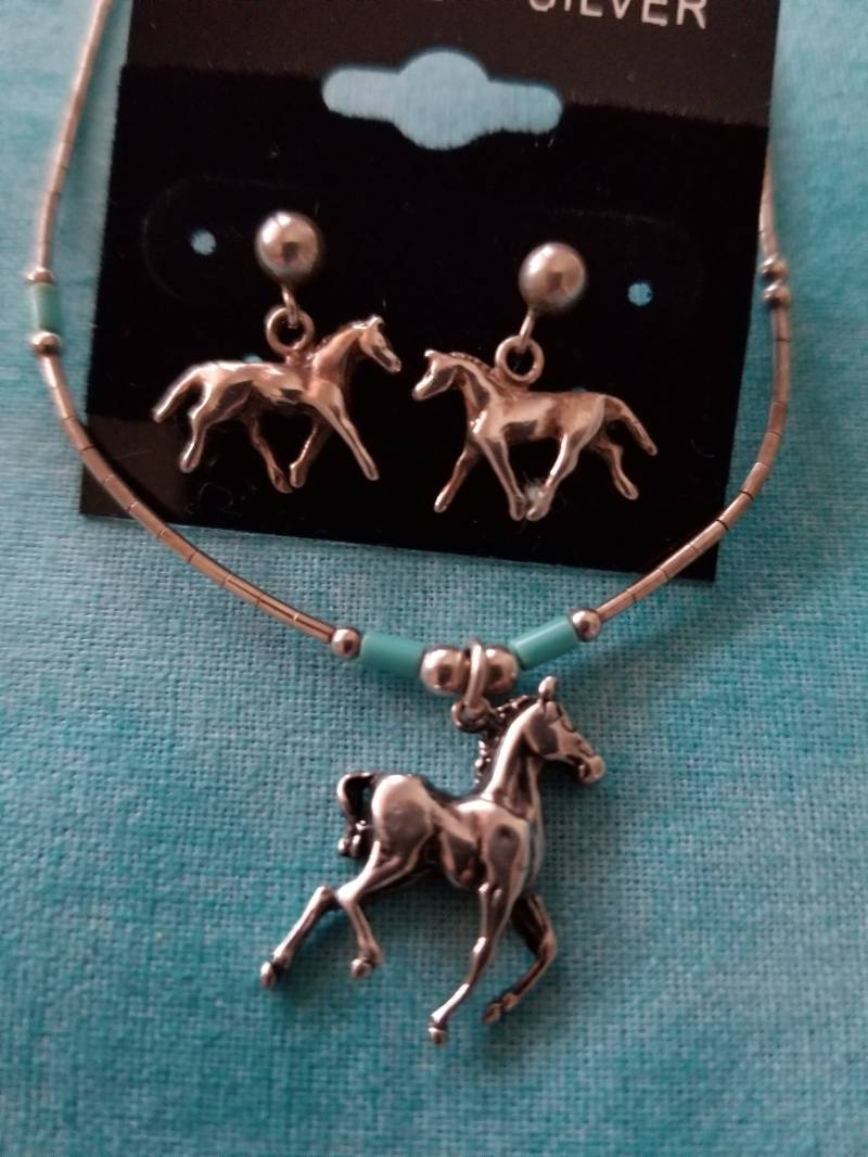 Cp285 Flüssige Sterling Silber Halskette Mit Pferd Anhänger Und Ohrringe Cp285 Flüssige Sterling Silber Halskette Mit Pferd Anhänger Und Ohrringe von JewelryByMissCarly