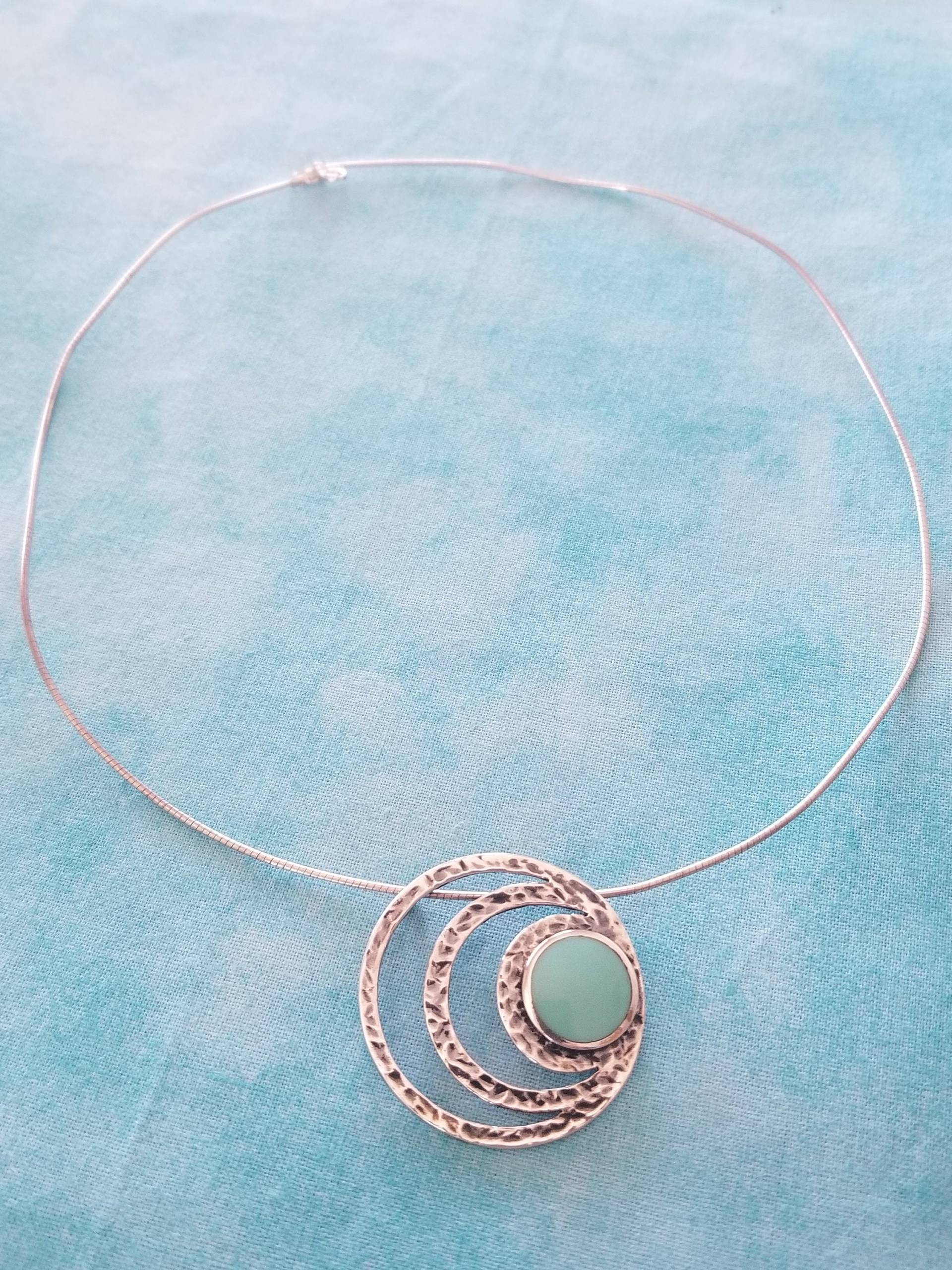 Cp361 Vintage Sterling Silber Gehämmert Kreis Anhänger Mit Howlite Zentrum Und Omega Kette Cp361 Vintage Sterling Silber Gehämmert Kreis Anhänger Mit Howlite Zentrum Und Omega Kette von JewelryByMissCarly