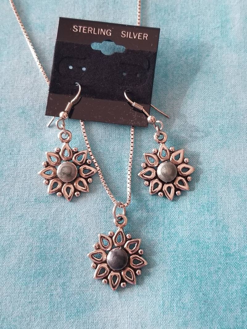 Cp386 Ohrringe Mit Natürlichen Grünen Stein in Sterling Silber Passenden Anhänger Und Halskette - Vintage Cp386 Ohrringe Mit Natürlichen Grünen Stein in Sterling Silber Passenden Anhänger Und Halskette - Vintage von JewelryByMissCarly