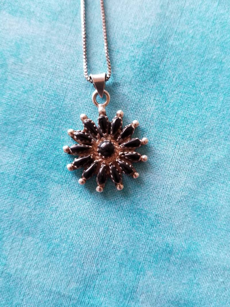 Cp390 Onyx Blumenanhänger in Sterling Silber Und Halskette - Vintage Cp390 Onyx Blumenanhänger in Sterling Silber Und Halskette - Vintage von JewelryByMissCarly