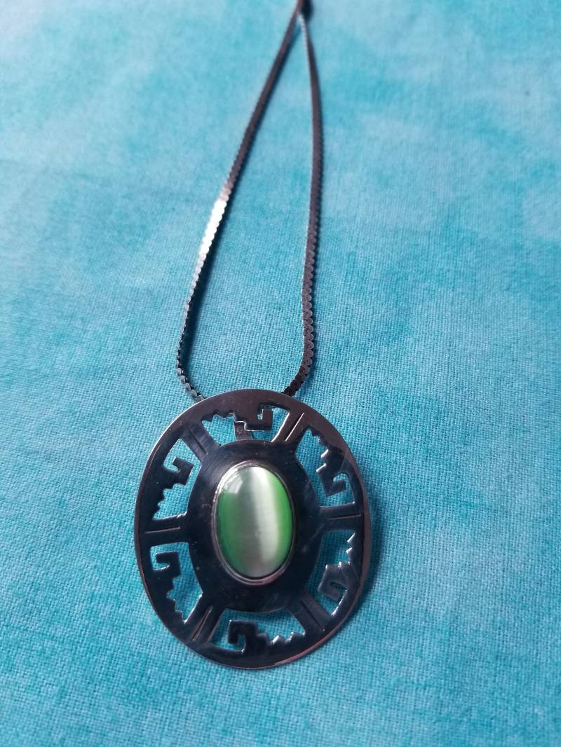 Cp410 Südwestlichen Design Anhänger Mit Grünem Stein Und Sterling Silber S-Link Flache Halskette - Vintage Cp410 Südwestlichen Design Anhänger Mit Grünem Stein Und Sterling Silber S-Link Flache Halskette - Vintage von JewelryByMissCarly