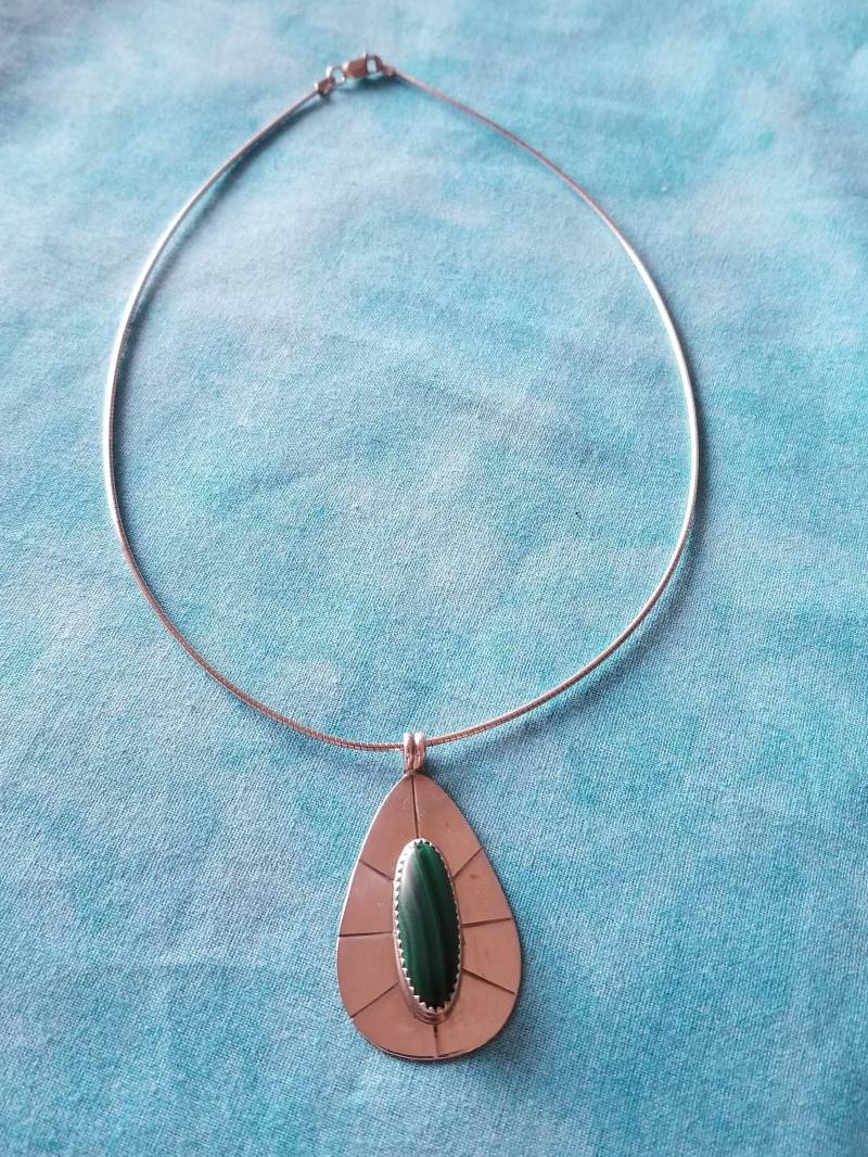 Cp418 Malachit Anhänger in Sterling Silber Mit Omega Halsband Kette - Vintage Cp418 Malachit Anhänger in Sterling Silber Mit Omega Halsband Kette - Vintage von JewelryByMissCarly