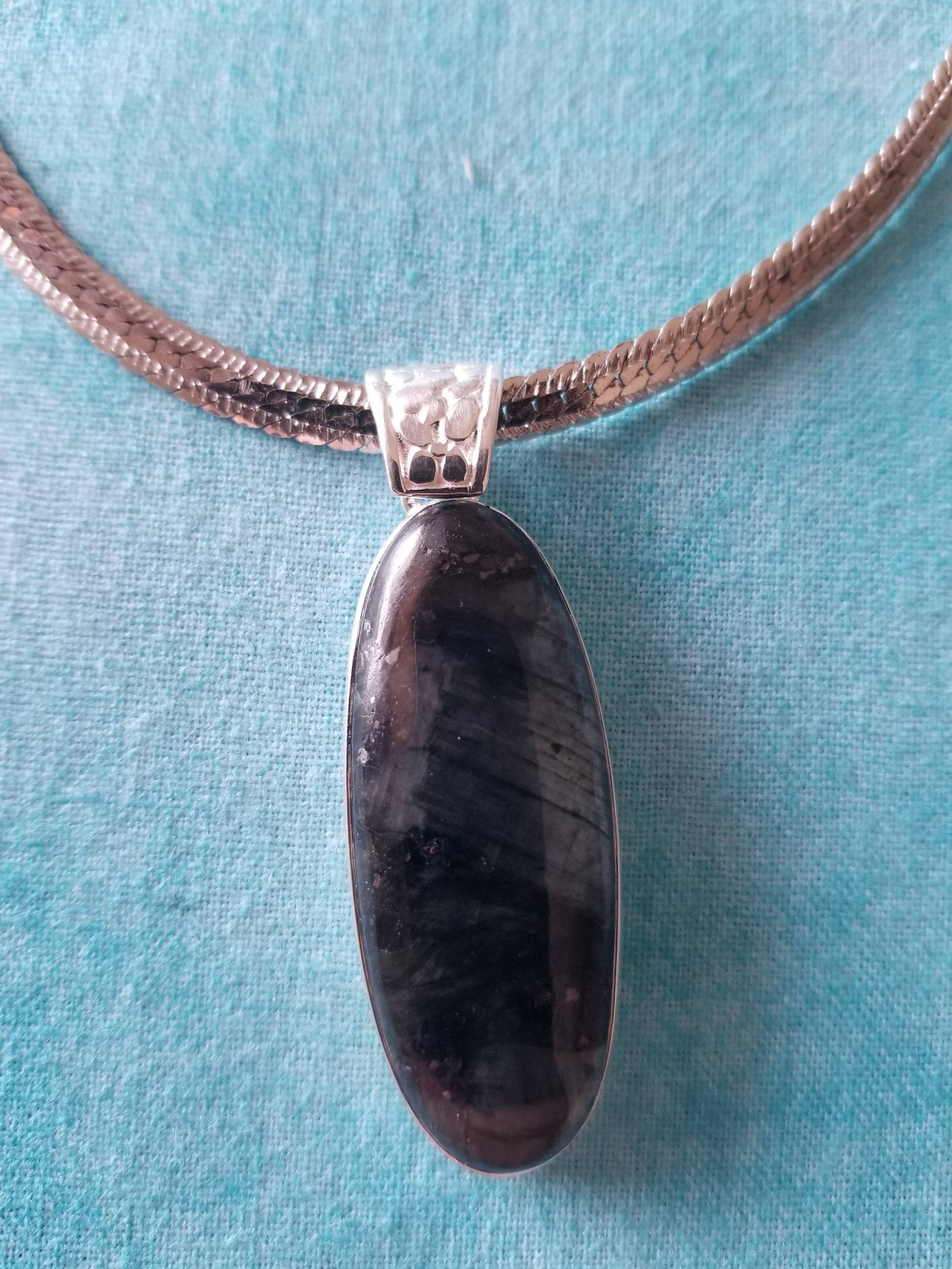 Cp434 Schwarz Mondstein Anhänger in Sterling Silber Mit Schönen Gemusterten Flachen Kette Cp434 Schwarz Mondstein Anhänger in Sterling Silber Mit Schönen Gemusterten Flachen Kette von JewelryByMissCarly