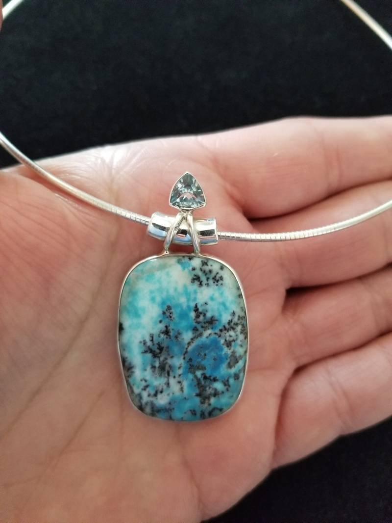 Cp444 Große Blaue Dentrite Opal Anhänger Mit Blauen Topas Set in Sterling Silber Halsband Omega Kette Cp444 Große Blaue Dentrite Opal Anhänger Mit Blauen Topas Set in Sterling Silber Halsband Omega Kette von JewelryByMissCarly