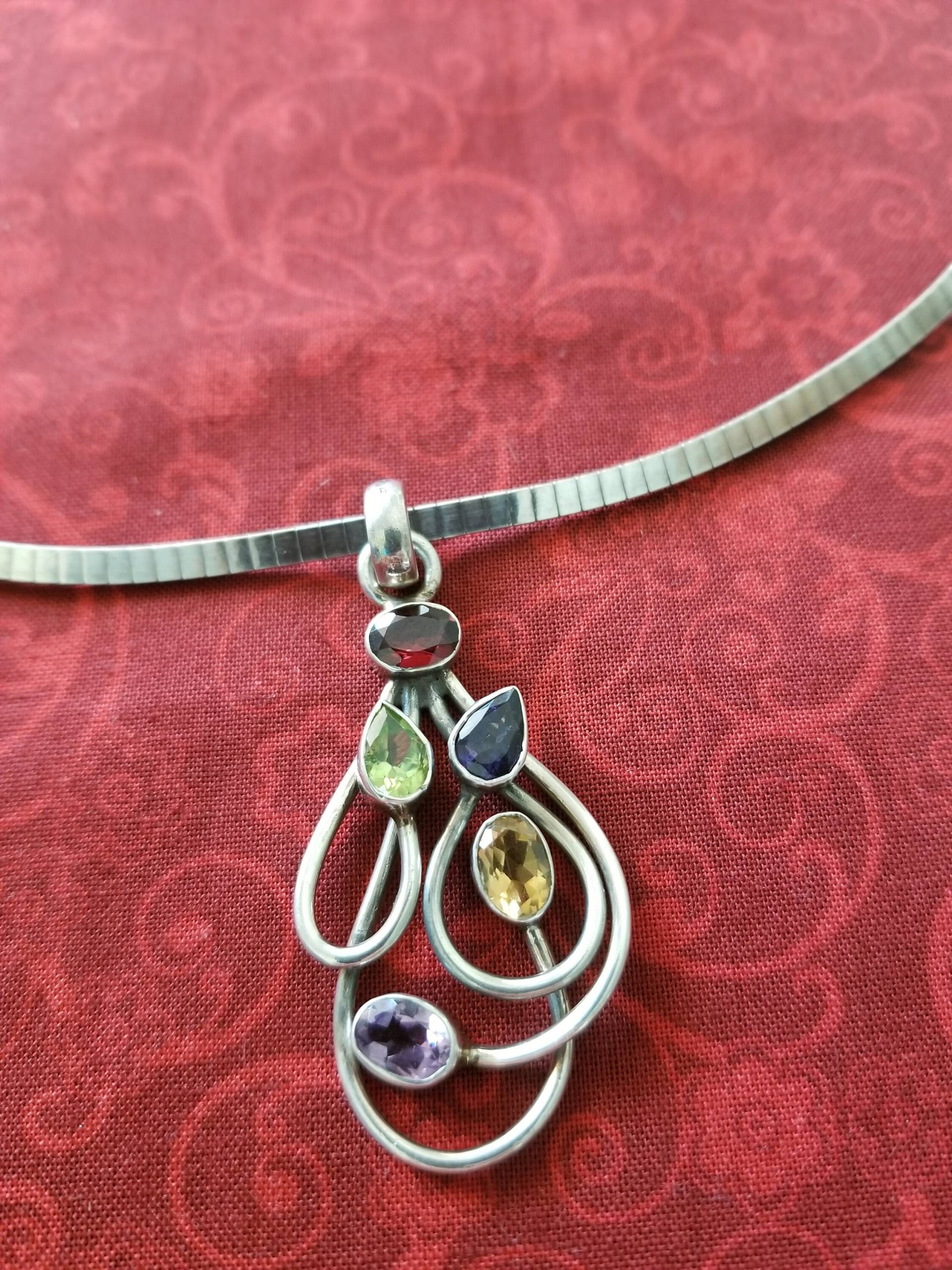 Cp468 Granat, Citrin, Peridot Und Amethyst Stein Anhänger in Stering Silber Sterling Halsband Omega Kette von JewelryByMissCarly