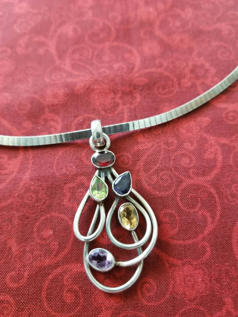Cp468 Granat, Citrin, Peridot Und Amethyst Stein Anhänger in Stering Silber Sterling Halsband Omega Kette von JewelryByMissCarly