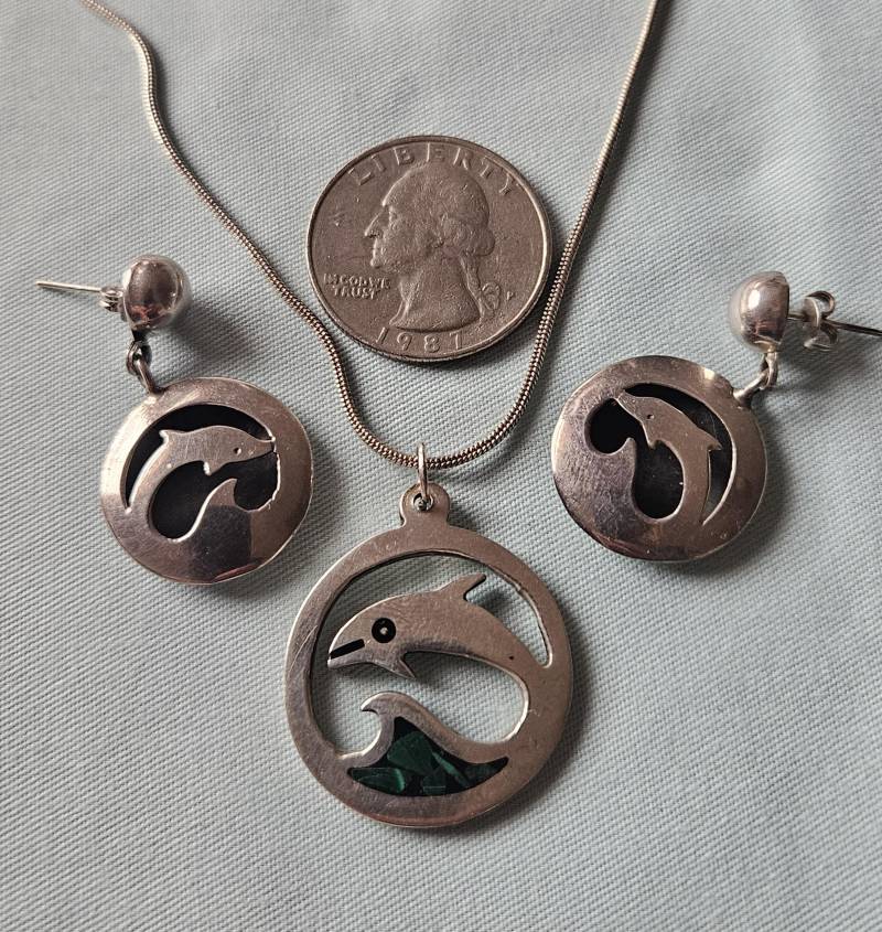 Dp009 Delphin Cutout Anhänger Und Ohrringe Aus Sterling Silber Halskette - Vintage Set Dp009 Delphin Cutout Anhänger Und Ohrringe Aus Sterling Silber Halskette - Vintage Set von JewelryByMissCarly
