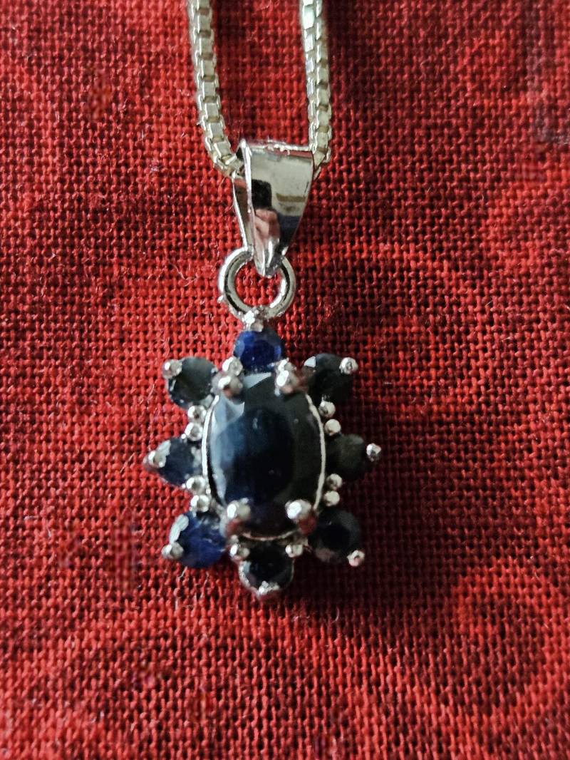 Dp028 Saphir Blumen Anhänger in Sterling Silber An Einer Box Ketten-Halskette - Vintage Dp028 Saphir Blumen Anhänger in Sterling Silber An Einer Box Ketten-Halskette - Vintage von JewelryByMissCarly