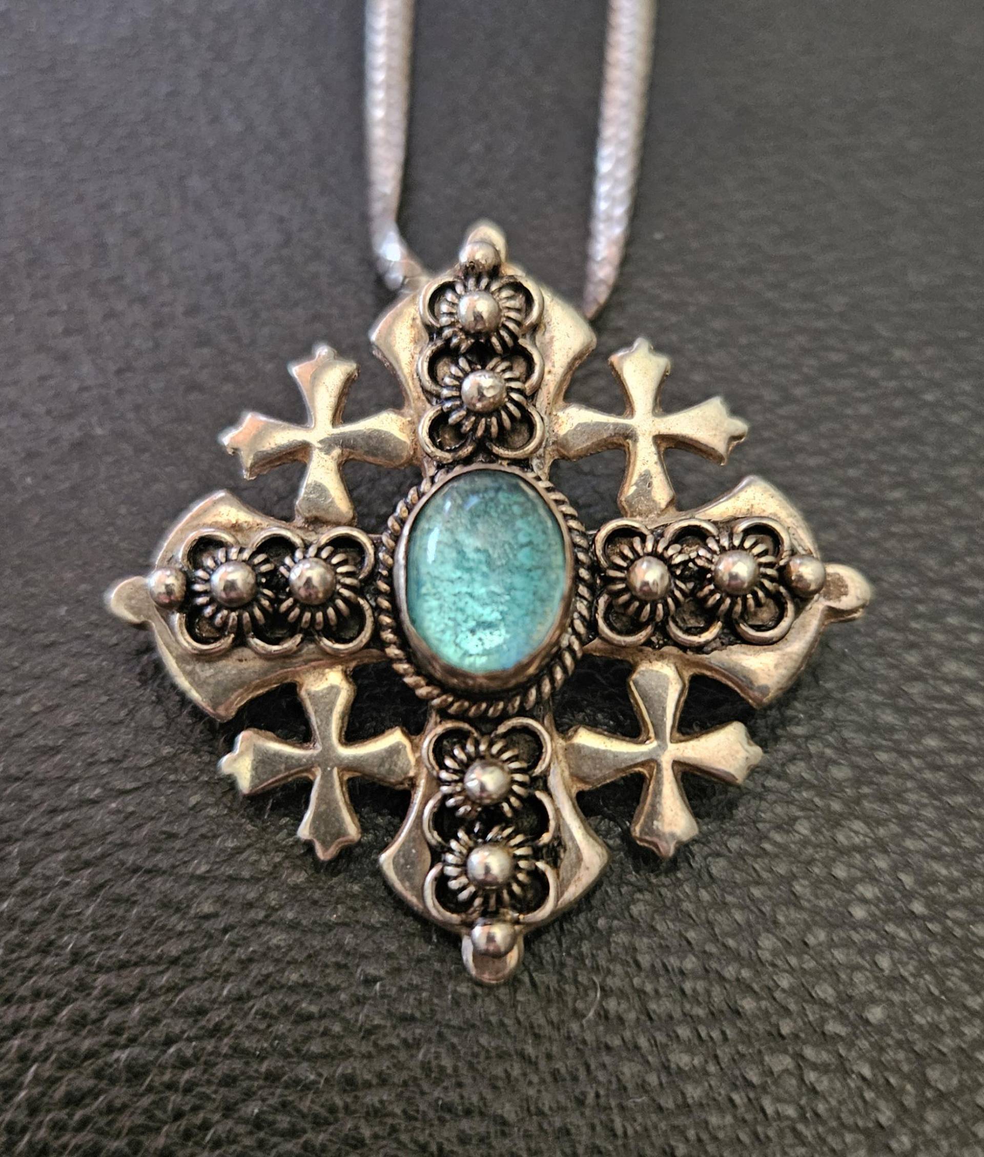 Dp237 Jerusalem Kreuz Mit Funkelnden Blauen Mittelstein in Sterling Silber Flache Halskette - Vintage Dp237 Jerusalem Kreuz Mit Funkelnden Blauen Mittelstein in Sterling Silber Flache Halskette - Vintage von JewelryByMissCarly
