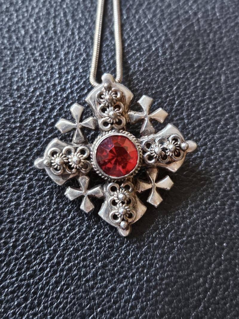 Dp379 Jerusalem Kreuz Anhänger Mit Rotem Mittelstein Und Schlangenkette Halskette in Sterling Silber - Vintage Dp379 Jerusalem Kreuz Anhänger Mit Rotem Mittelstein Und Schlangenkette Halskette in Sterling Silber - Vintage von JewelryByMissCarly