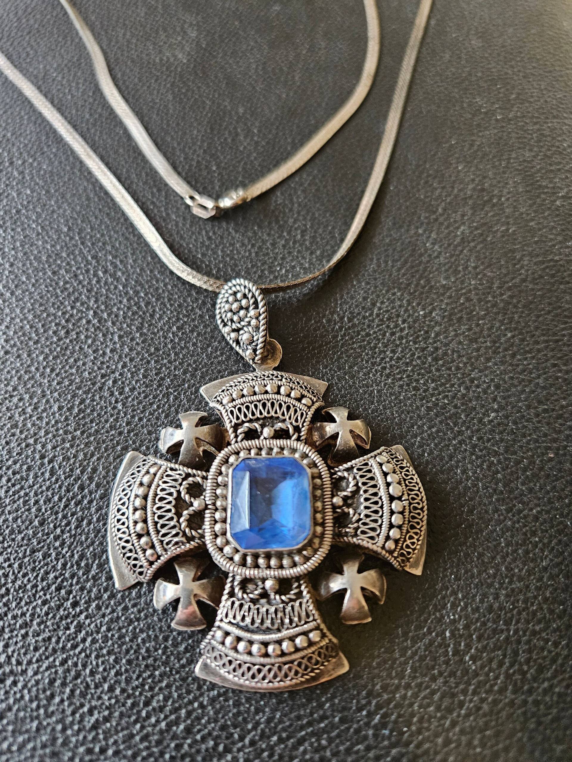 Dp821 Chunky Jerusalem Kreuz Mit Blauem Mittelstein in Silber Sterling Halskette - Vintage Dp821 Chunky Jerusalem Kreuz Mit Blauem Mittelstein in Silber Sterling Halskette - Vintage von JewelryByMissCarly