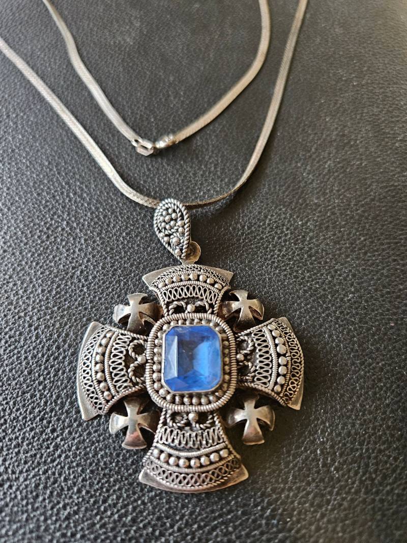 Dp821 Chunky Jerusalem Kreuz Mit Blauem Mittelstein in Silber Sterling Halskette - Vintage Dp821 Chunky Jerusalem Kreuz Mit Blauem Mittelstein in Silber Sterling Halskette - Vintage von JewelryByMissCarly