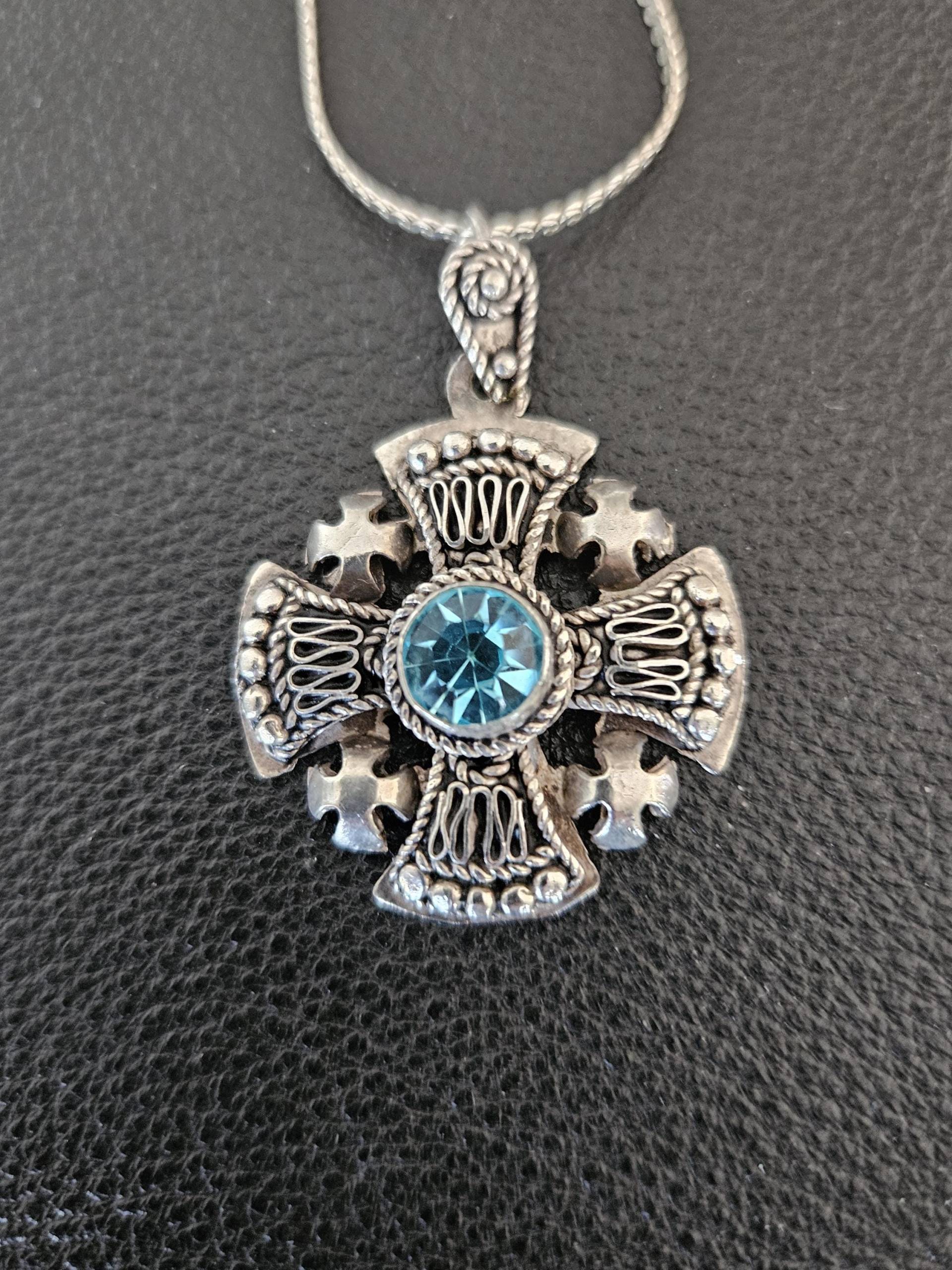 Dp841 Jerusalem Kreuz Mit Hell Blau Mittelstein in Sterling Silber Und S-Link Halskette - Vintage Dp841 Jerusalem Kreuz Mit Hell Blau Mittelstein in Sterling Silber Und S-Link Halskette - Vintage von JewelryByMissCarly