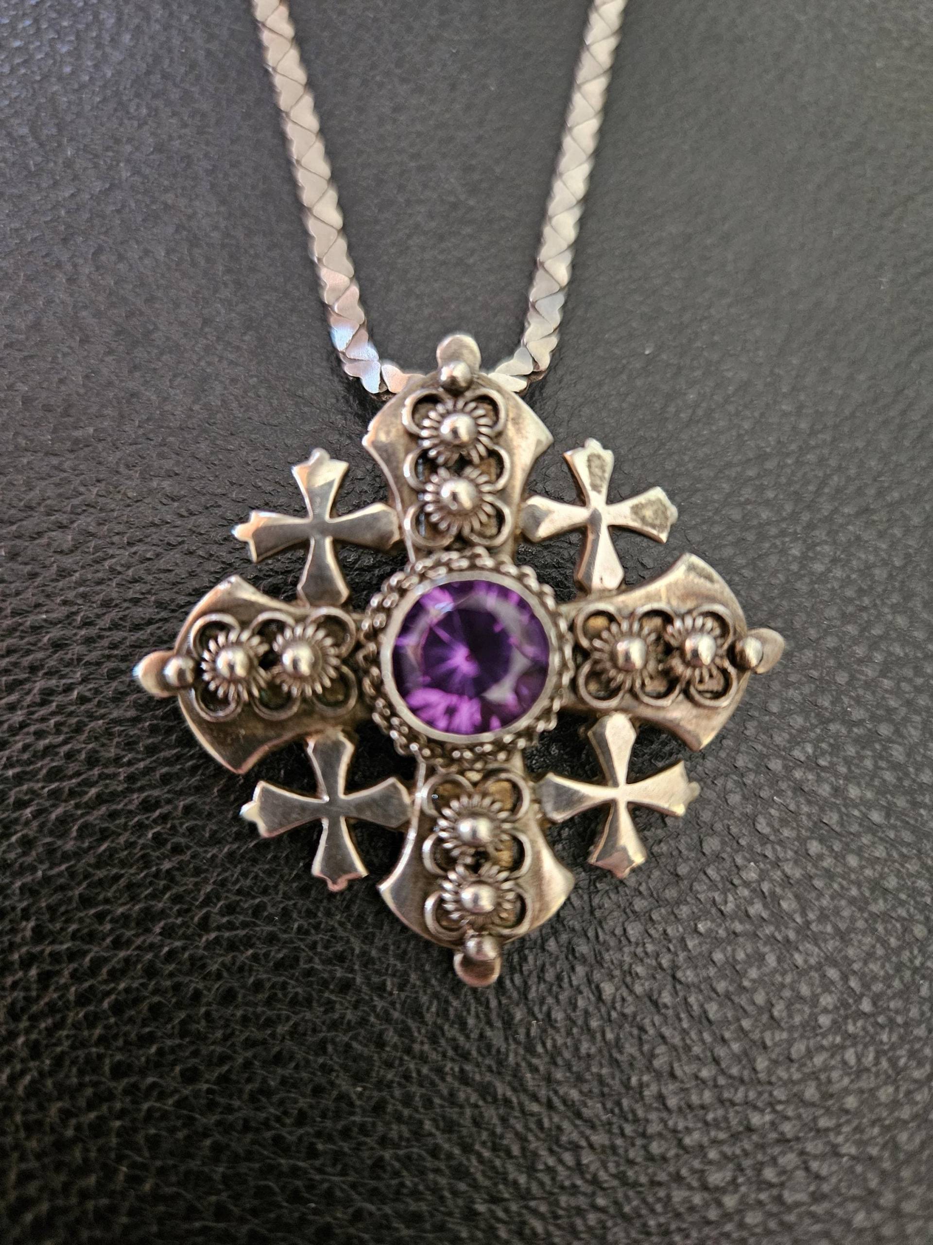 Dp850 Jerusalem Kreuz Mit Amethyst Mittelstein in Sterling Silber Und Herz Gliederhalskette - Vintage Dp850 Jerusalem Kreuz Mit Amethyst Mittelstein in Sterling Silber Und Herz Gliederhalskette - Vintage von JewelryByMissCarly