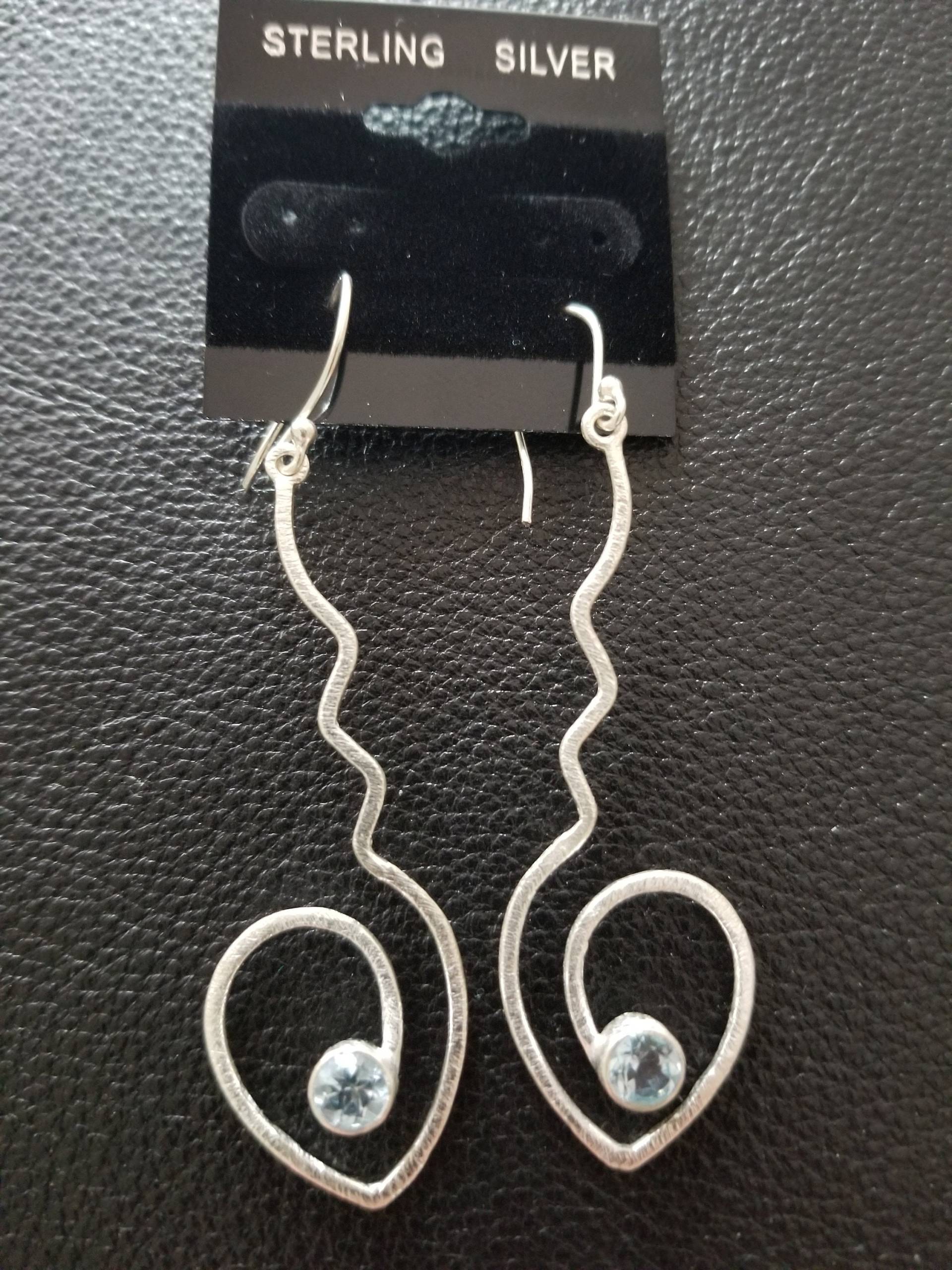 E004 Sterling Silber Moderne Ohrringe Mit Blautopas E004 Sterling Silber Moderne Ohrringe Mit Blautopas von JewelryByMissCarly