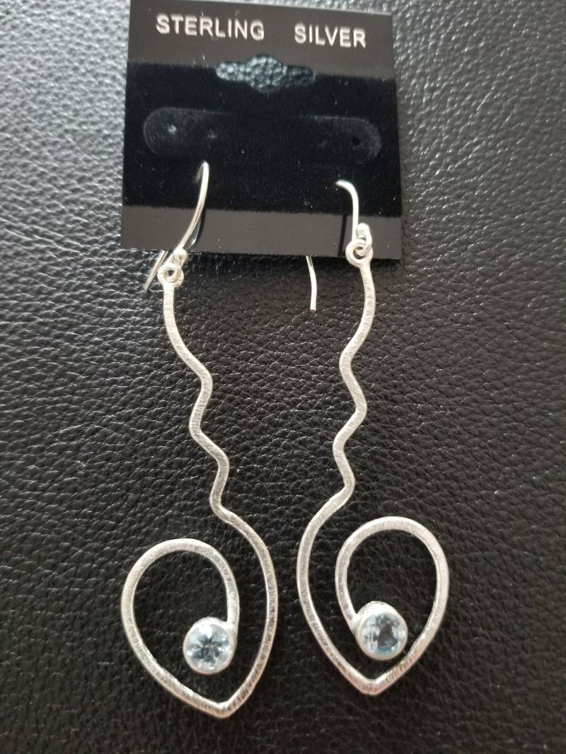 E004 Sterling Silber Moderne Ohrringe Mit Blautopas E004 Sterling Silber Moderne Ohrringe Mit Blautopas von JewelryByMissCarly