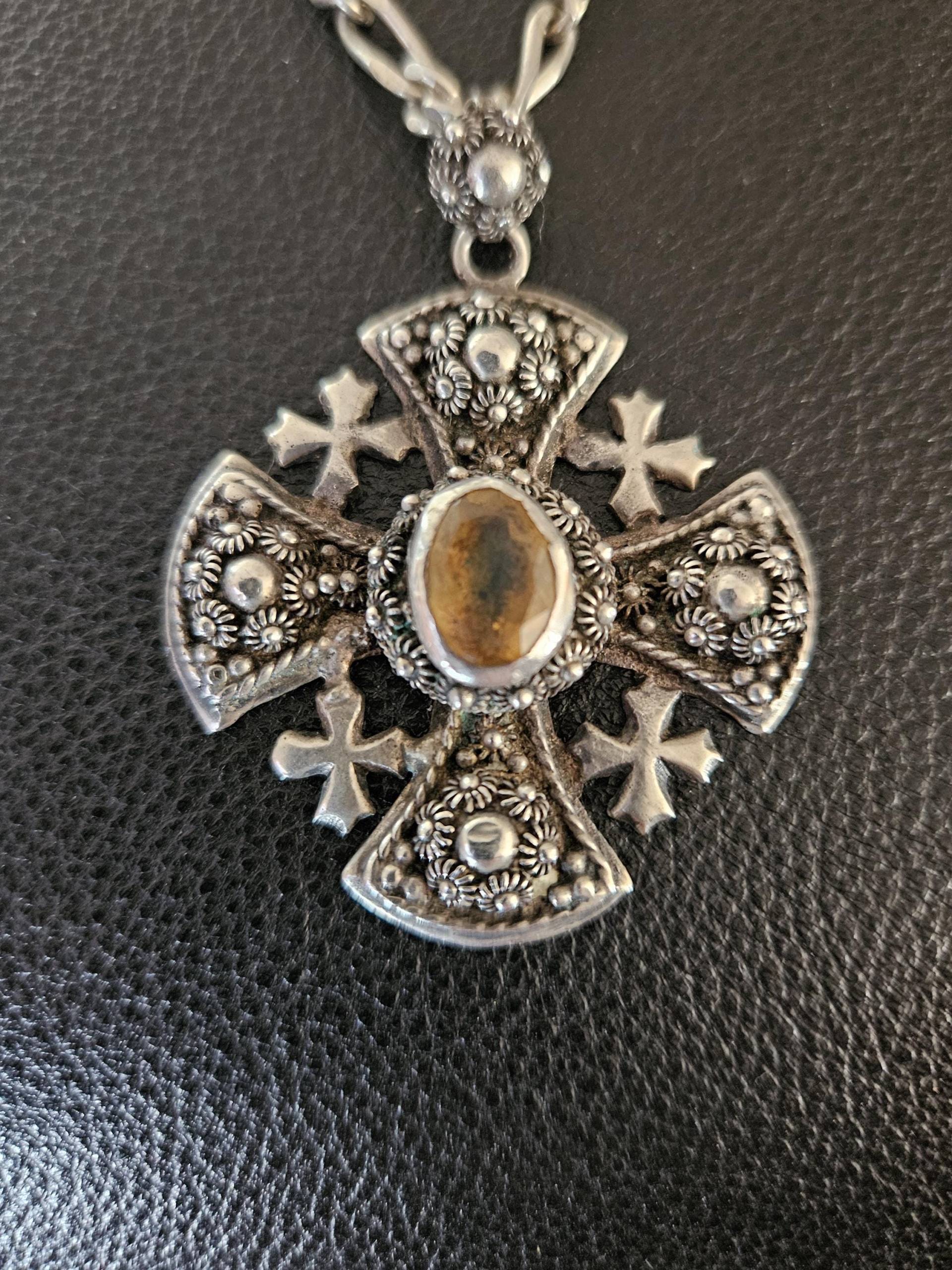 Schweres Jerusalemkreuz Mit Citrin-Stein in Der Mitte Sterling Silber Und Figaro Kette - Vintage Schweres Jerusalemkreuz Mit Citrin-Stein in Der Mitte Sterling Silber Und Figaro Kette - Vintage von JewelryByMissCarly