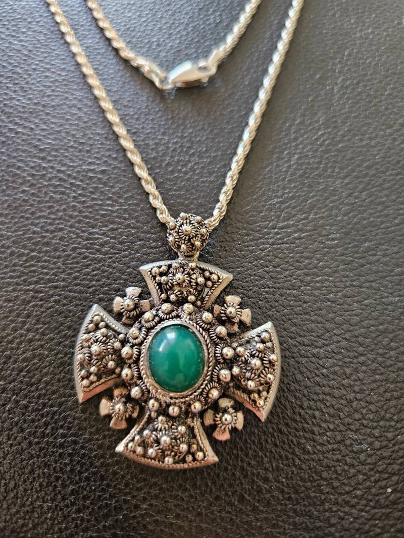 Wea822 Schwere Jerusalem Kreuz Mit Grün Mittelstein in Sterling Silber Und Seil Kette Halskette - Vintage Wea822 Schwere Jerusalem Kreuz Mit Grün Mittelstein in Sterling Silber Und Seil Kette Halskette - Vintage von JewelryByMissCarly