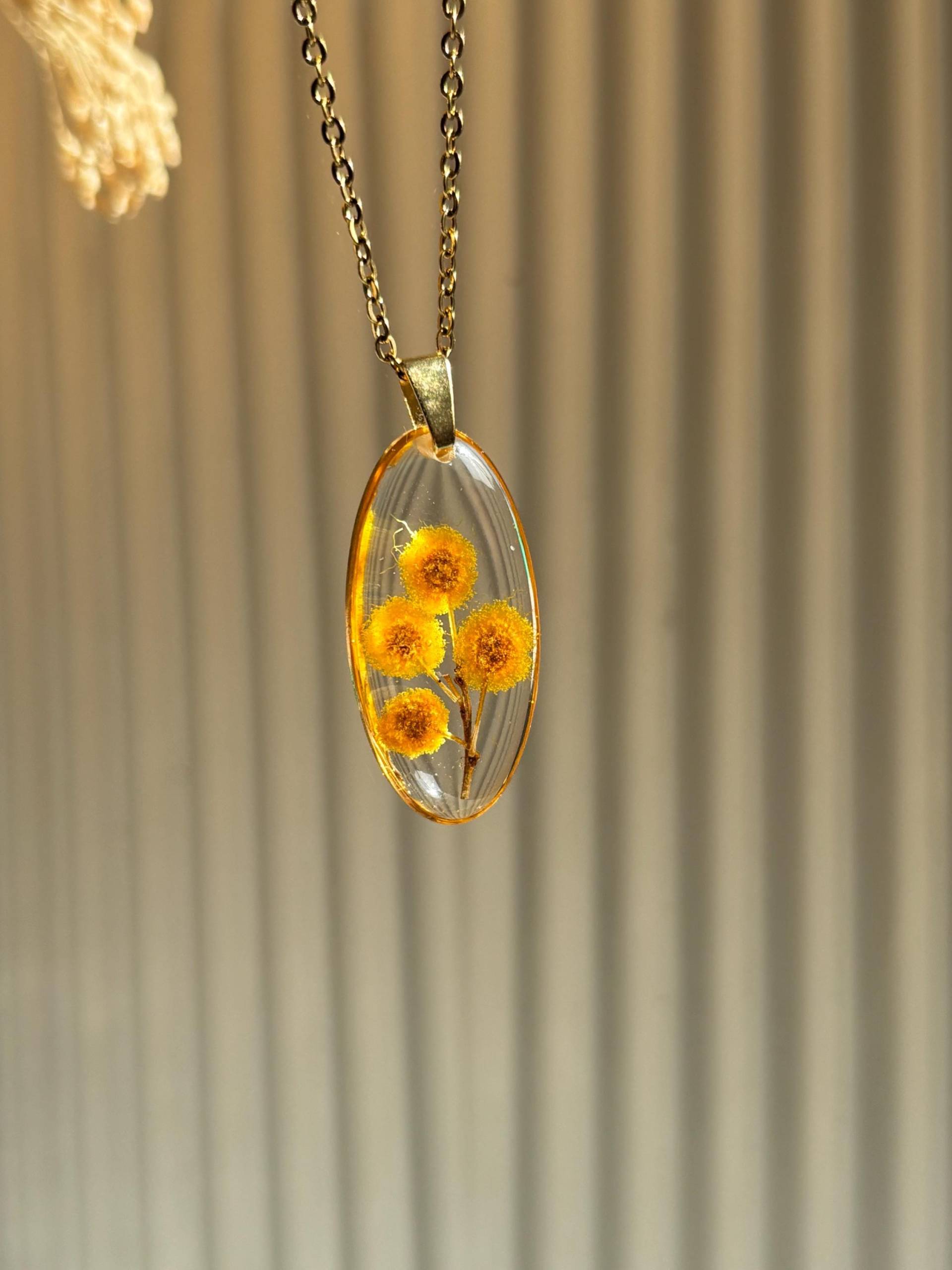 Mimosenkette, Echte Getrocknete Blume, Goldener Ovaler Anhänger, Harz, Naturschmuck von JewelryByMmeCousette