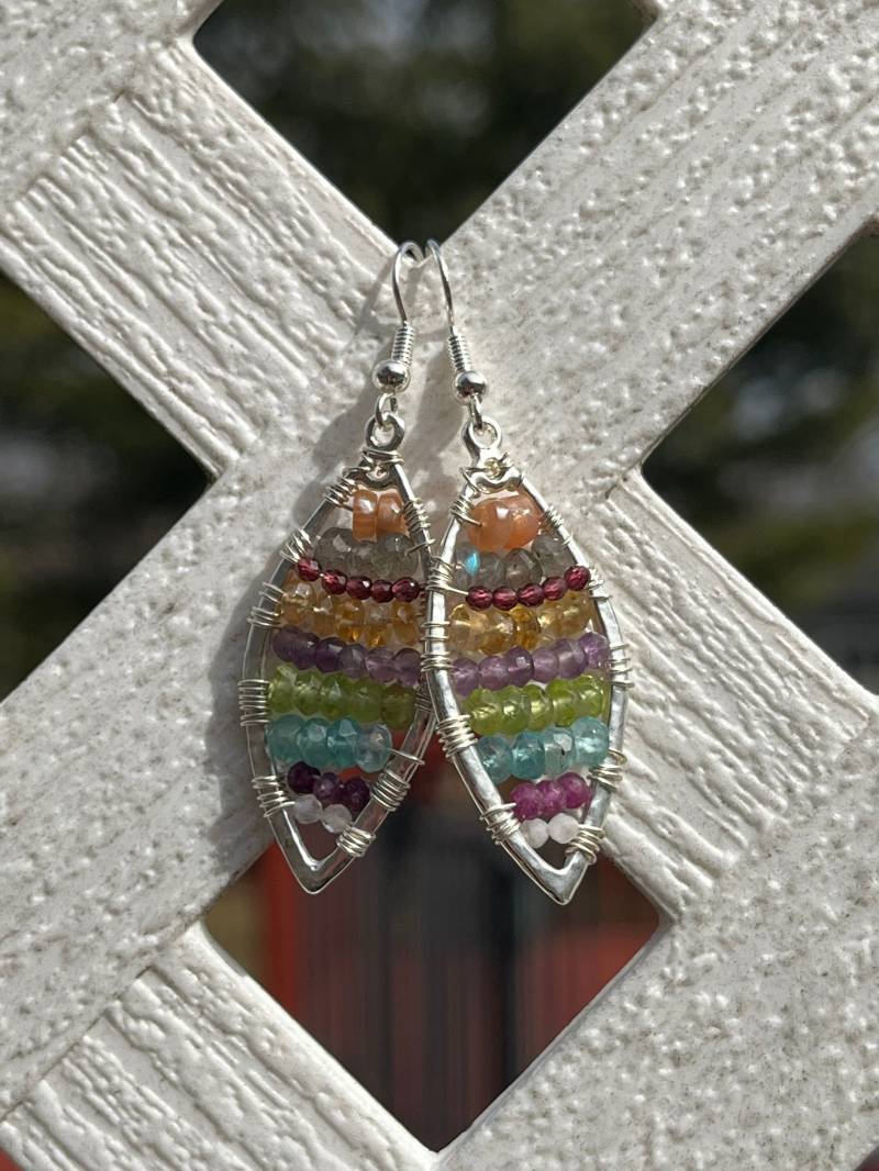 Regenbogen Edelstein Ohrringe, Draht Gewickelt Statement Multi Labradorit Boho Ohrringe von JewelryByRobyn