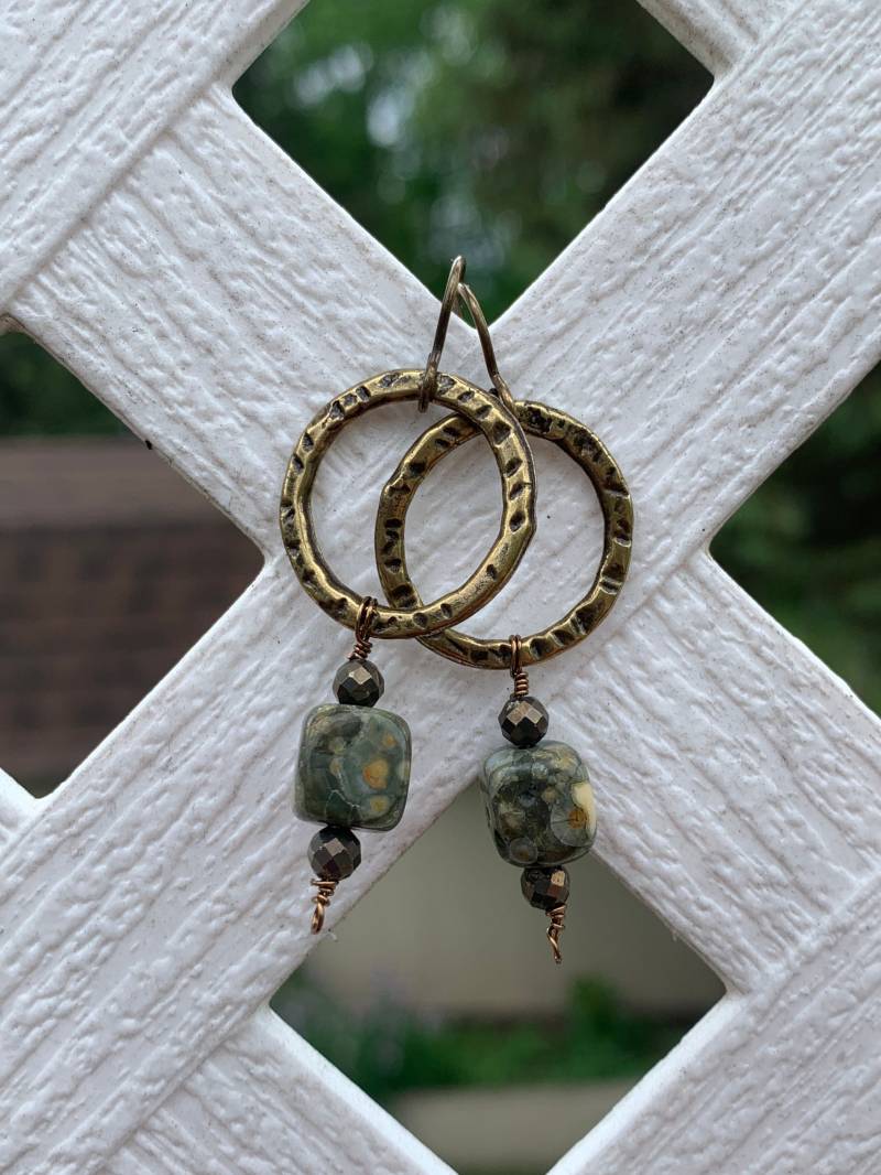 Rhyolith Und Pyrit Ohrringe, Edelstein Statement Rustikale Boho Gehämmert von JewelryByRobyn