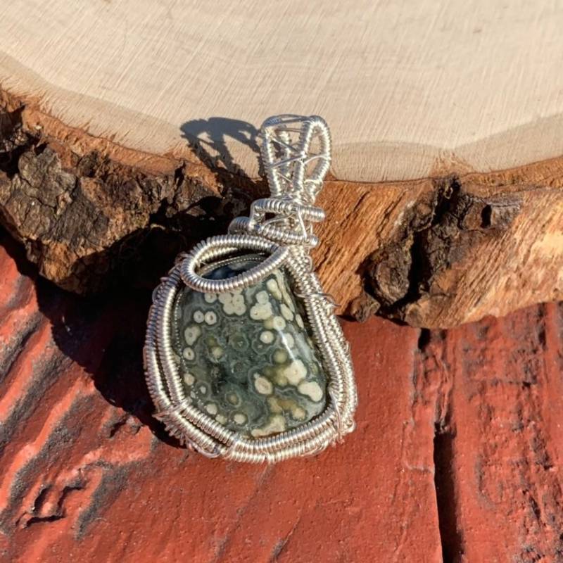 Silber Überzogener Draht Wickelte Ozean Jaspis-Anhänger - Olive Grün Naturstein von JewelryByRobyn