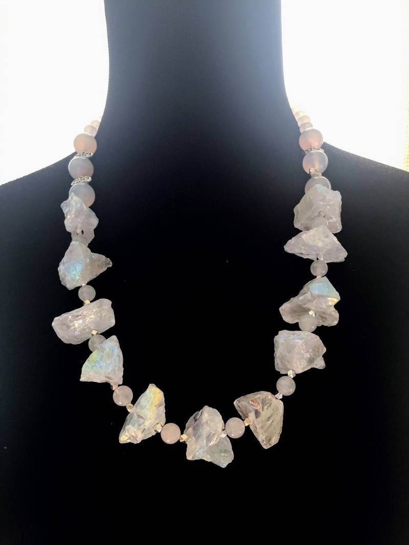 Irisierende Rohe Kristall Halskette Weißer Achat Perlen Boho Schmuck von JewelryBySmita