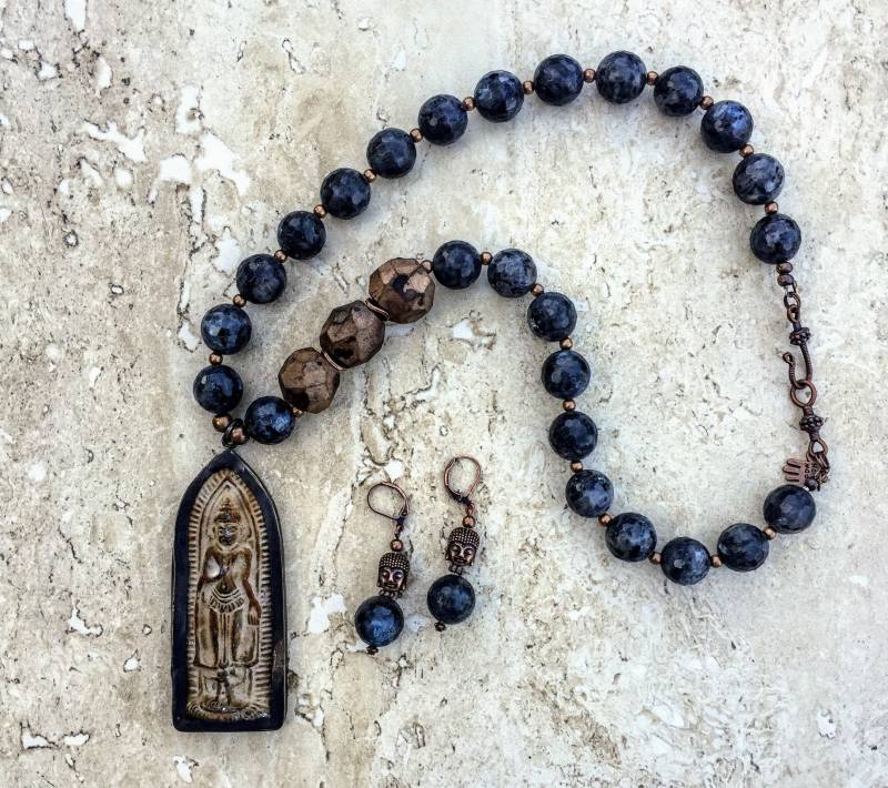 Labradorit Buddha Kette & Ohrringe Set Rustikaler Boho Statement Schmuck von JewelryBySmita