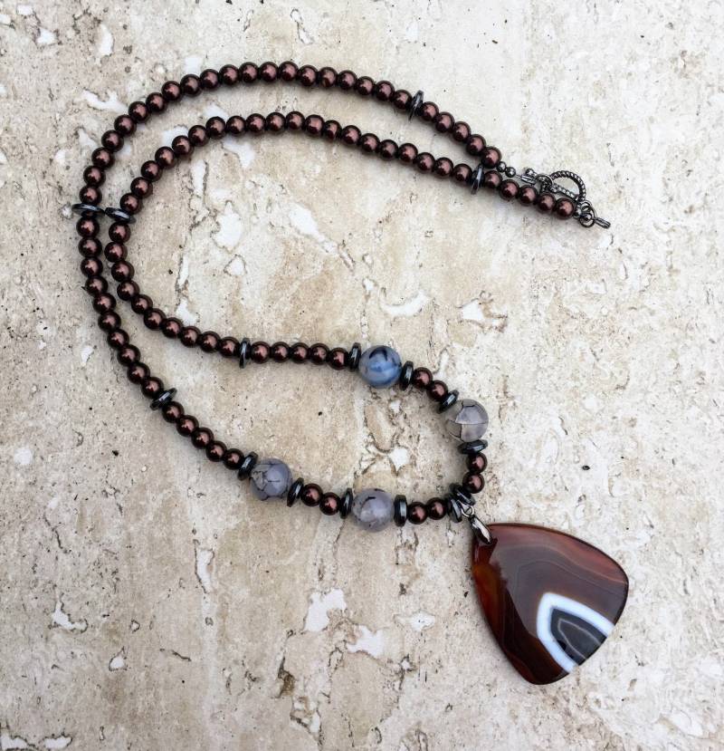 Lange Braune Perlenkette Dreieckiger Achat Anhänger, Boho Edelstein Lange Braune Perlenkette Dreieckiger Achat Anhänger, Boho Edelstein von JewelryBySmita
