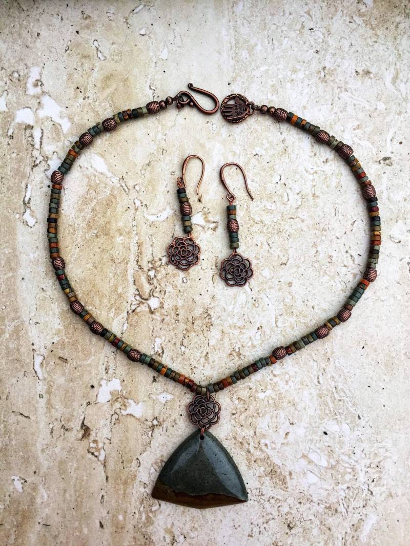 Rustikal Jaspis Ohrringe Set Boho Dreieck Anhänger, Kupferblüten Rustikal Jaspis Ohrringe Set Boho Dreieck Anhänger, Kupferblüten von JewelryBySmita