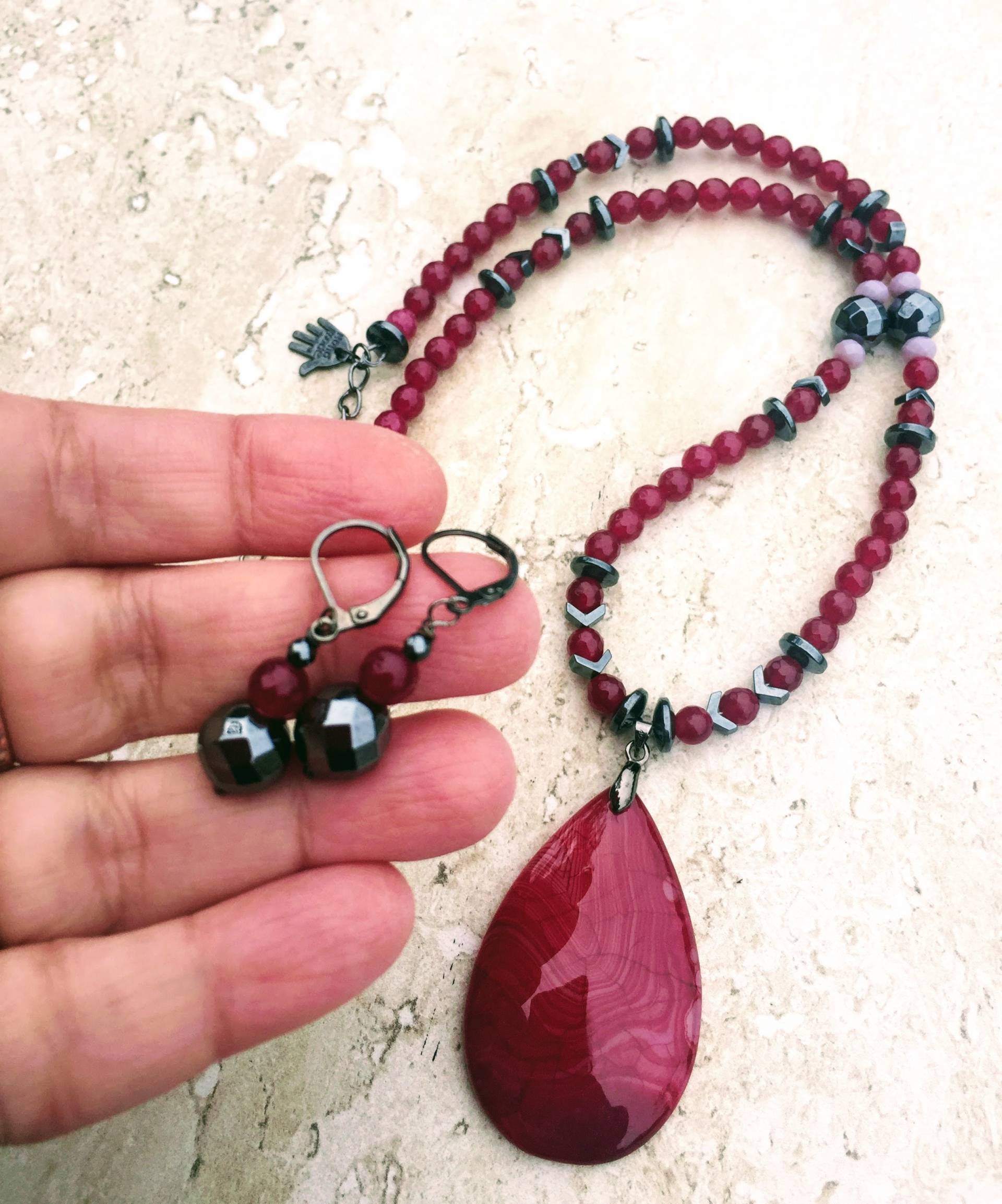 Teardrop Achat Anhänger Halskette Rot Perlen Statement Schmuck Teardrop Achat Anhänger Halskette Rot Perlen Statement Schmuck von JewelryBySmita