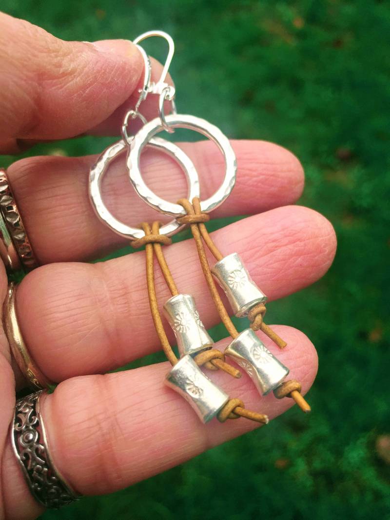 Versilberte Creolen Leder & Hill Tribe Silber von JewelryBySmita