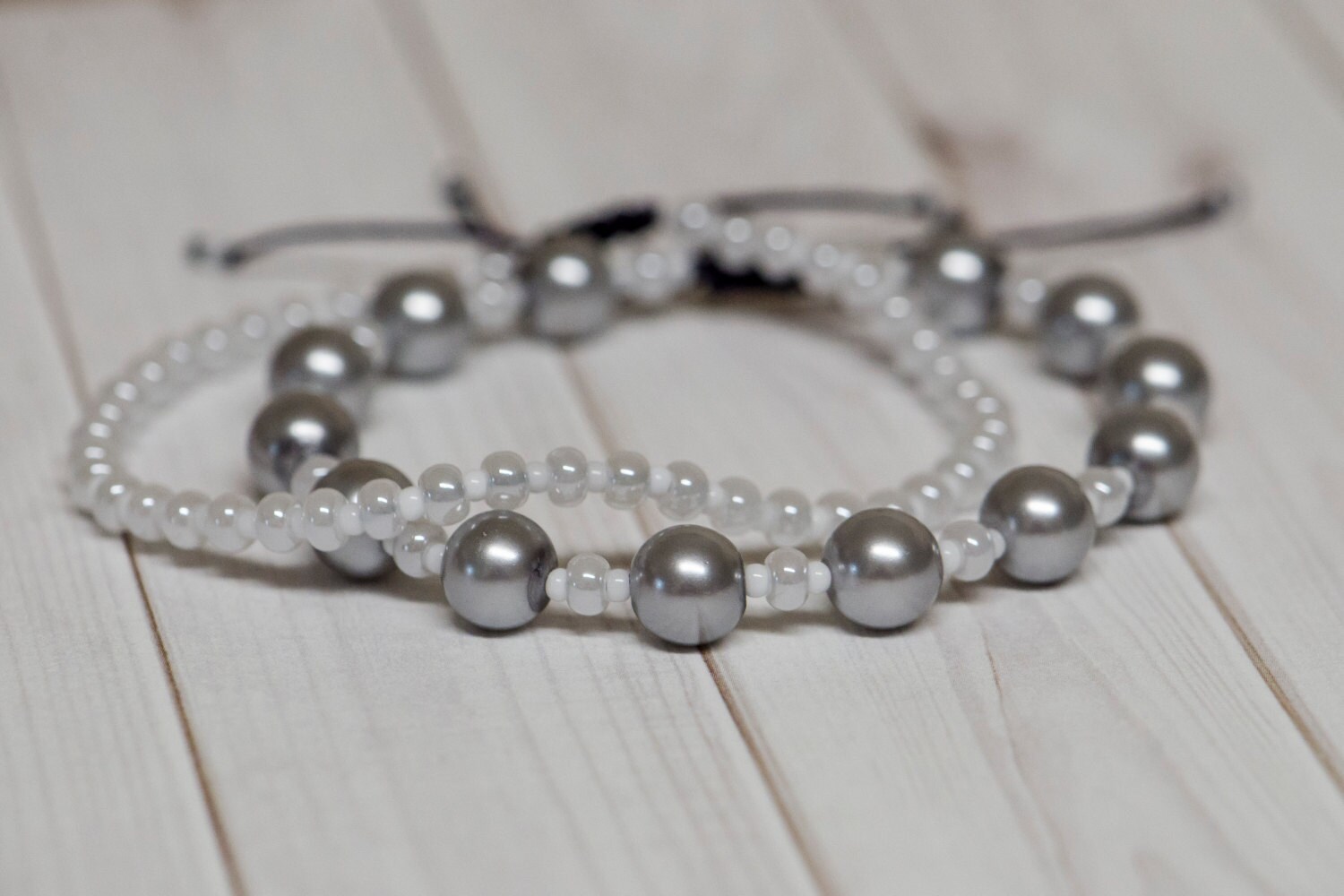 Große Perlen Und Weißen Akzenten, Die Set Aus Zwei Justierbare Armbänder | Einheitsgröße von JewelryByTLu