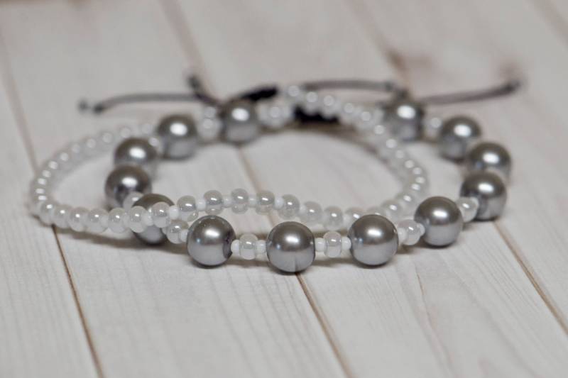 Große Perlen Und Weißen Akzenten, Die Set Aus Zwei Justierbare Armbänder | Einheitsgröße Große Perlen Und Weißen Akzenten, Die Set Aus Zwei Justierbare Armbänder | Einheitsgröße von JewelryByTLu