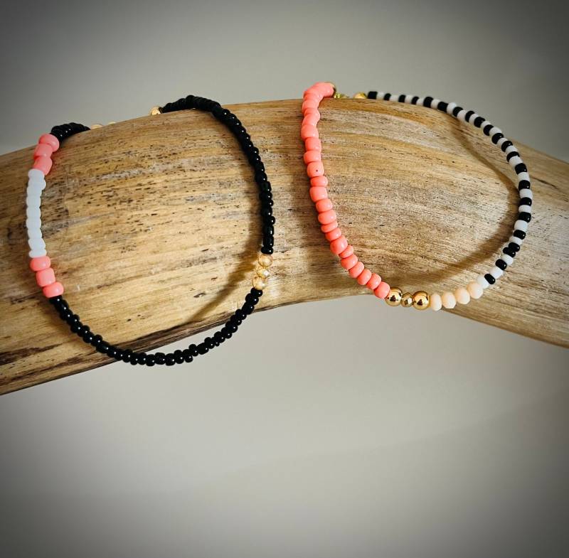 2 Set Armbänder วΥѕт Тнє Тωσ Σƒ Υѕ Armband Perlenarmbänder Rocialles Schwarz Weiß Gold Pink 2 Set Armbänder วΥѕт Тнє Тωσ Σƒ Υѕ Armband Perlenarmbänder Rocialles Schwarz Weiß Gold Pink von JewelryByTinka