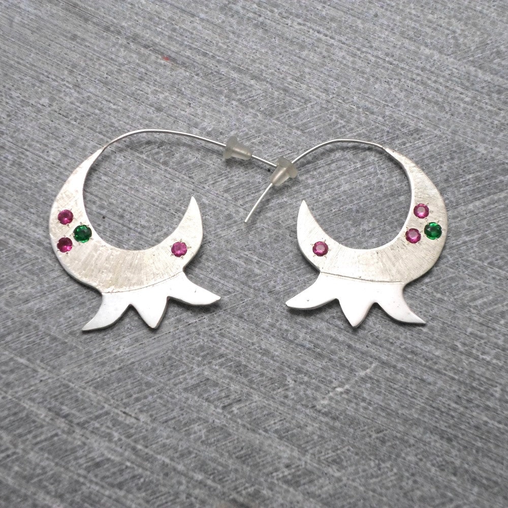 Big Granatapfel Creolen, Silber Mit Eingelegten Zirkonen Rot Und Grün, Bunt, Original, Modern von JewelryByVita