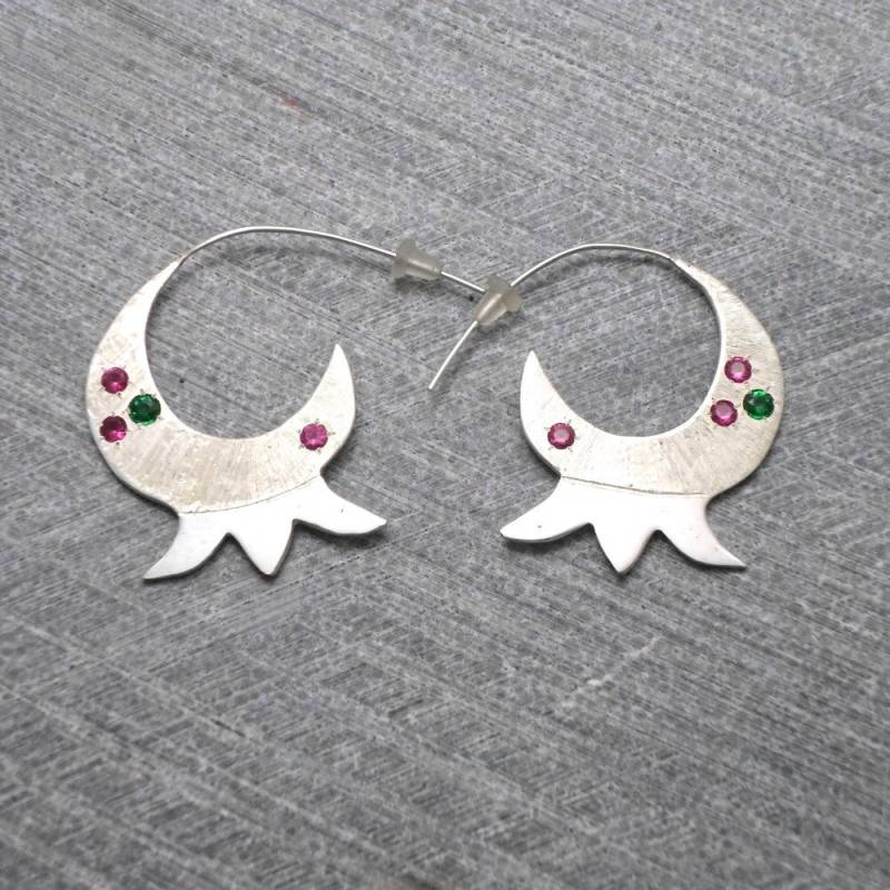 Big Granatapfel Creolen, Silber Mit Eingelegten Zirkonen Rot Und Grün, Bunt, Original, Modern von JewelryByVita