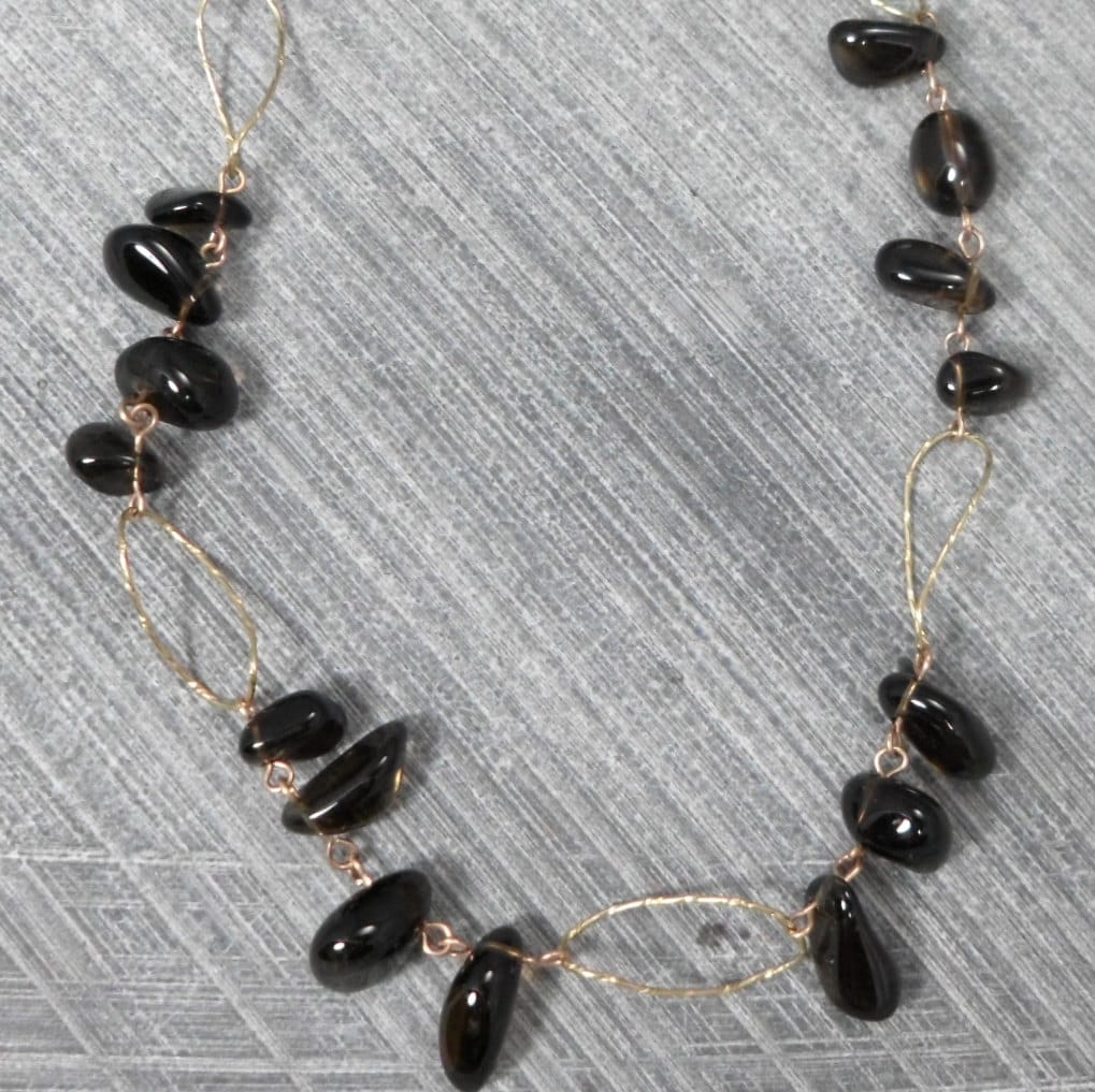 Braune Halskette, Ungleiche Rauchquarz Perlen, Und Gold Filled Curve Wire, Statement, Elegant, Beeindruckend, Hochzeit von JewelryByVita