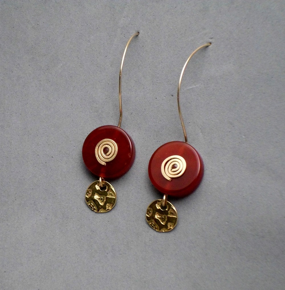 Braune Ohrringe, Extralange Karneolperle, Verziert Mit Gold Filled Swirl Und Münzanhänger, Lässig von JewelryByVita