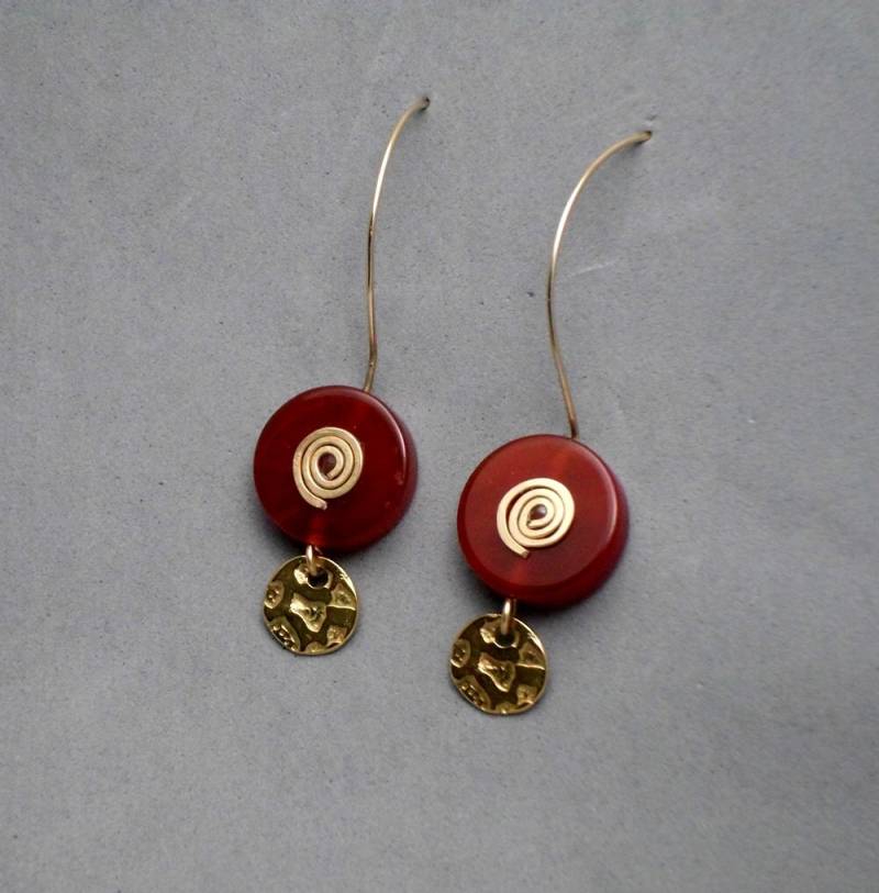 Braune Ohrringe, Extralange Karneolperle, Verziert Mit Gold Filled Swirl Und Münzanhänger, Lässig von JewelryByVita