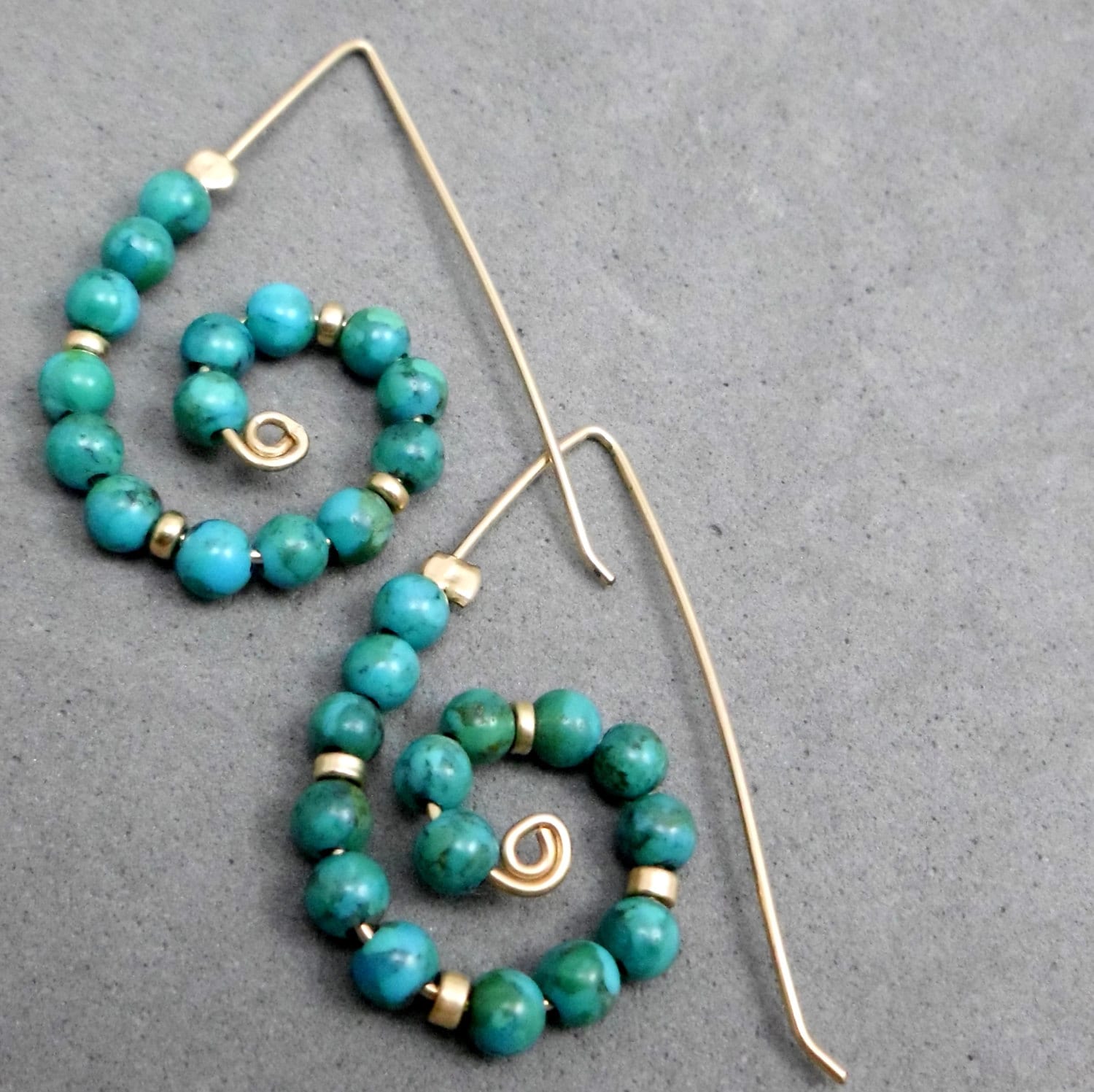 Gold Filled Draht in Schneckenform Mit Türkis Perlen, Creolen Baumeln, Unkonventionell, Für Alle Outfits, Boho, Für Frau Und Jugendliche von JewelryByVita