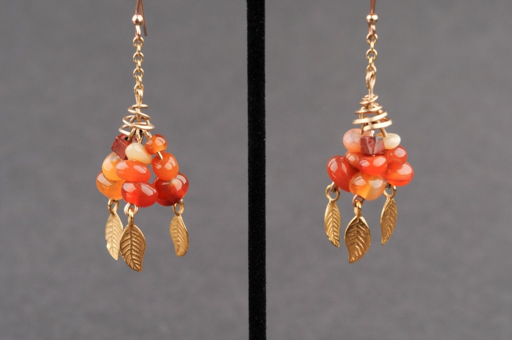 Gold Filled Ohrringe, Cluster Aus Braun Orangen Achat Perlen Mit Spiral-Metallarbeiten Und Blätter-Charms, Lässig, Für Alle Outfits von JewelryByVita