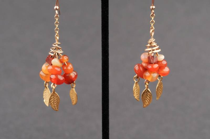 Gold Filled Ohrringe, Cluster Aus Braun Orangen Achat Perlen Mit Spiral-Metallarbeiten Und Blätter-Charms, Lässig, Für Alle Outfits von JewelryByVita