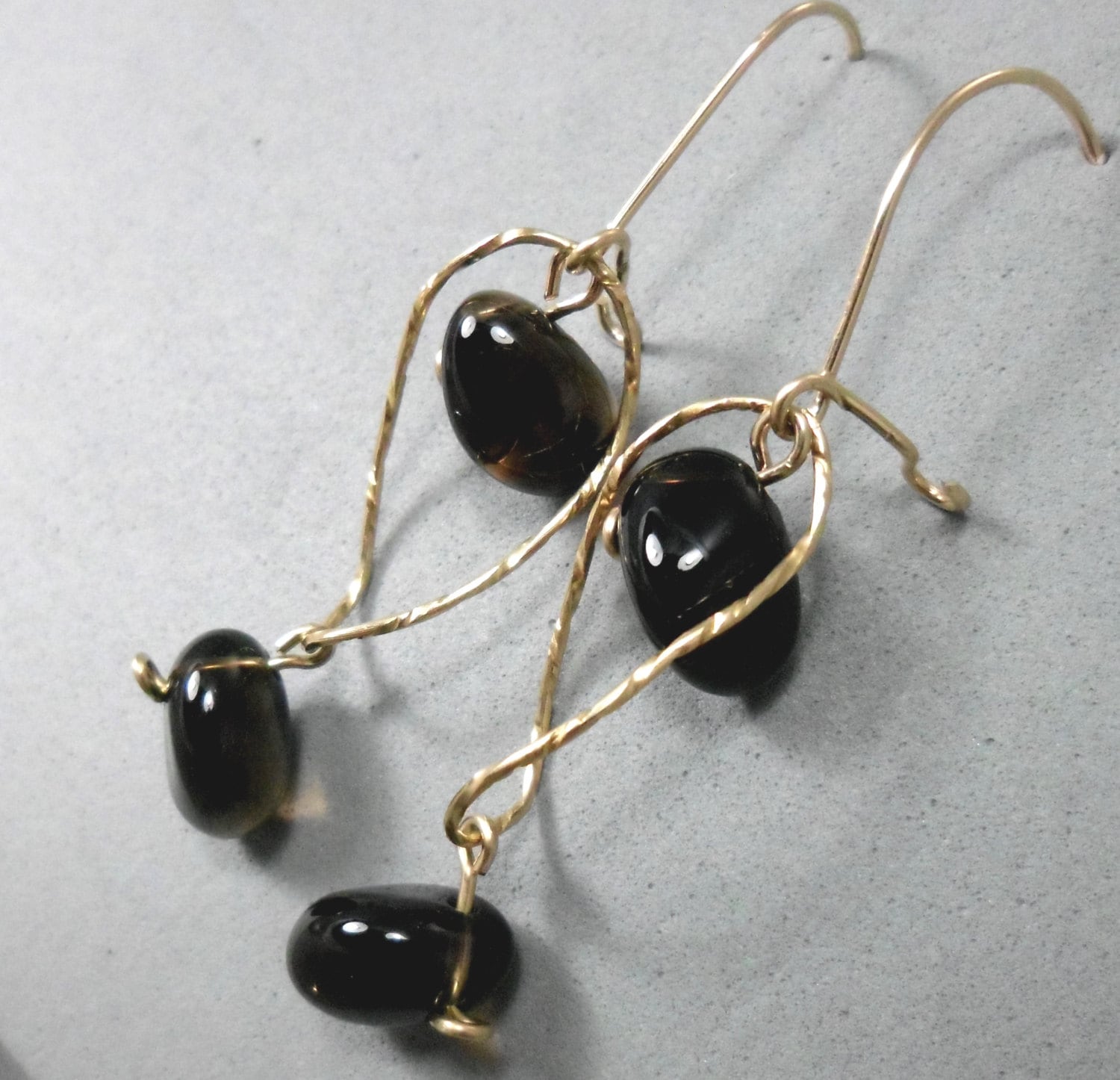 Lange Ohrringe, Gold Filled Gebogener Draht Mit 2 Rauchquarz Perlen, Nickelfrei, Braun, Leicht, Lässig, Für Berufstätige Frau von JewelryByVita