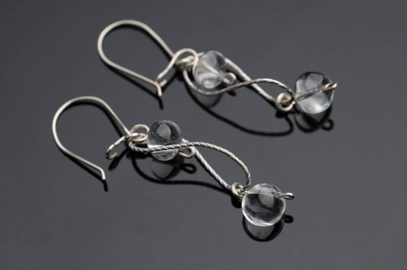 Ohrringe, Gebogener Silberdraht Mit 2 Transparenten Quarzperlen, Modern, Leicht, Für Jedes Outfit, Frauen Und Jugendliche von JewelryByVita