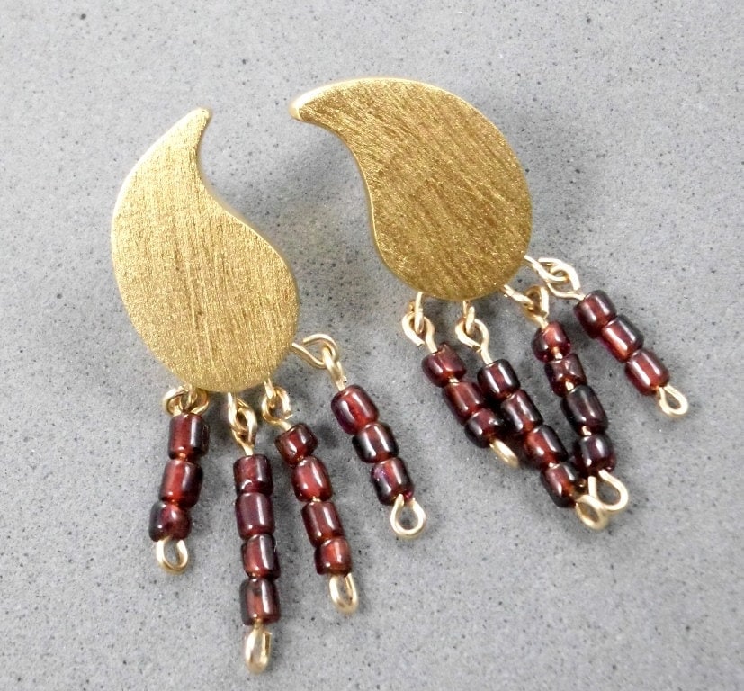 Ohrstecker Blatt Ohrringe, Blattförmiges Element Mit Kleinen Bordeaux Granat Perlen Und 9K Bolzen, Für Empfindliche Ohren, Festlich, Hochzeit von JewelryByVita