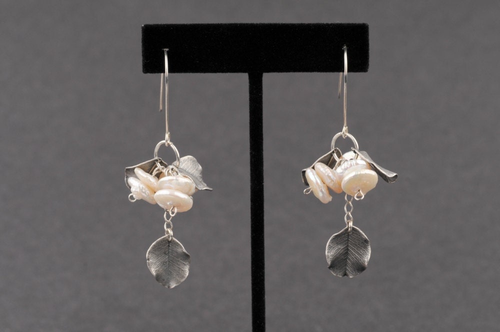 Perlen Und Silber Ohrringe, Extra Lang Mit 3 Weisse Electroform Blätter, Für Hochzeit, Festlich, Natur Inspiriert von JewelryByVita