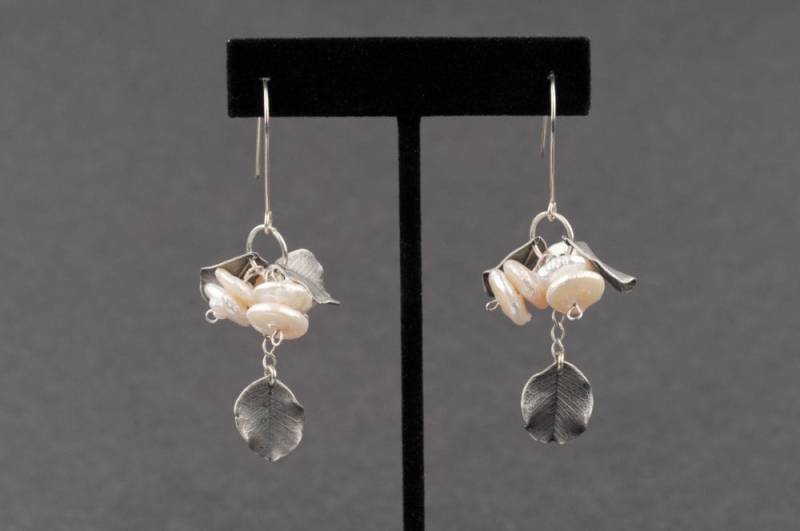 Perlen Und Silber Ohrringe, Extra Lang Mit 3 Weisse Electroform Blätter, Für Hochzeit, Festlich, Natur Inspiriert von JewelryByVita